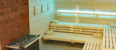 Sauna mit Bänken und Ofen