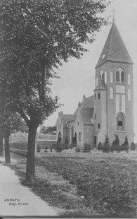 Kirchgebäude an einer Allee