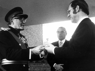 Bürgermeister Dr.Lamers überreicht General Richardson die Urkundenrolle