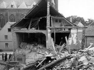 Das durch Bomben zerstörte Hotel zur Post am Willicher Markt