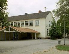Blick von der Schiefbahner Straße auf die Kolpingschule
