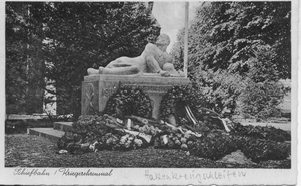 Denkmal mit einem liegenden Soldaten