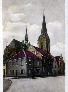 Die Willicher Pfarrkirche mit der ursprünglichen Umbauung. Sämtliche Häuser wurden inzwischen abgerissen