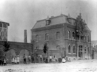 Das fast fertiggestellte Willicher Rathaus am Kaiserplatz