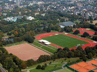 Luftaufnahme des Sport- und Freizeitzentrums mit Tennen- und Rasenplatz