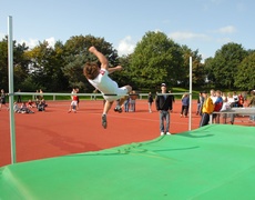Schüler beim Hochsprung