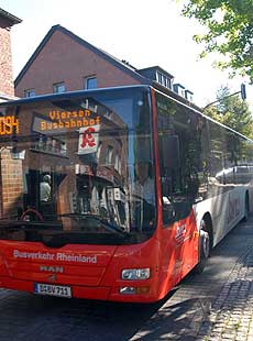 Bus in Schiefbahner Innenstadt