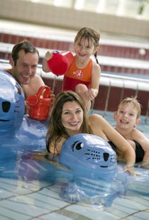 Familie beim Baden im Kinderbecken