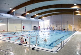 Hallenbadbecken mit schwimmenden Menschen
