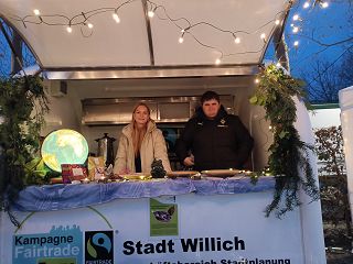 Infostand als Anhänger mit zwei Personen