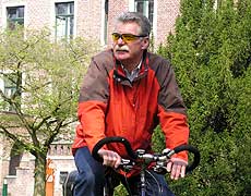 Älterer Mensch auf einem Fahrrad