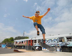 Kinder auf einer Skateboardanlage
