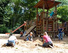Spielende Kinder auf einem Spielplatz