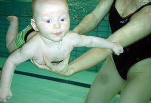 Tauchendes Baby mit geöffneten Augen