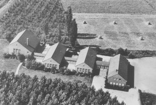 Luftbild der Neersener Volksschule