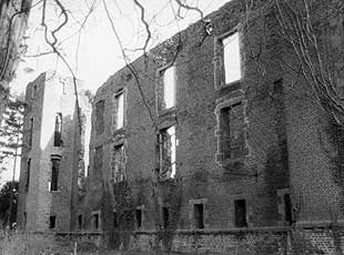 Abgebrannter Westflügel des Schloss Neersen