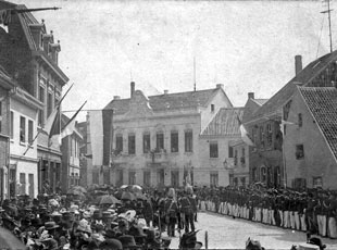 Willicher Schützenfest um 1905. Schützen und Zuschauer haben sich an der Peterstraße aufgestellt.