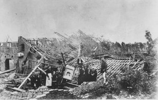 Vom Wirbelsturm zerstörter Bauernhof