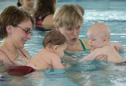 Babyschwimmers erste Versuche