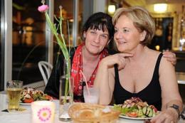 Zwei Damen mit Salatteller