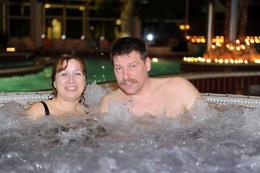 Mann und Frau im Whirlpool