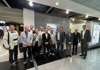 Japanische Besuchergruppe am Flughafen in DUS