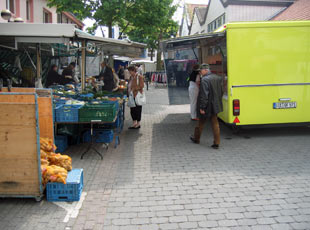 Blick auf den Anrather Wochenmarkt