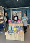 Menschen mit französischen Bilderbüchern in den Händen