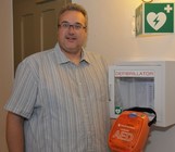 Christian Karpenkiel mit Defibrillator