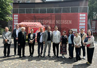 Delegation aus Marugame mit BM vor Schloss Neersen