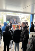 Personen vor dem Fairtrade-Mobil