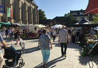 Blick auf Treiben auf Feierabendmarkt