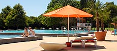 Freibad mit Liege und Sonnenschirm
