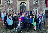 Gruppenbild vor dem Schloss Neersen