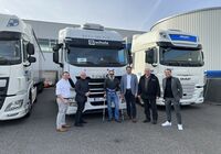 Menschen vor LKW, Hilfstransporte in die Ukraine