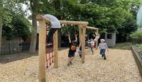 Spielende Kinder auf Spielgerät Hubertusschule