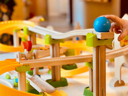 Kinderhand mit Kugelbahn