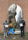 Bürgermeister Christian Pakusch und Bernd-Dieter Röhrscheid mit Kranz vor dem zentralen Mahnmal
