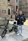 Mann mit E-Rad