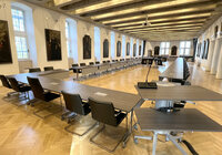 Blick in den leeren Ratssaal des Schlosses