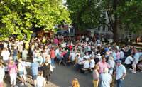 Blick über Besucher Popup-Biergarten Anrath