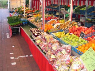Blick auf den Schiefbahner Wochenmarkt