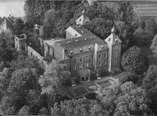 Schloss Neersen im Jahr 1965, der Westflügel ist noch eine Ruine