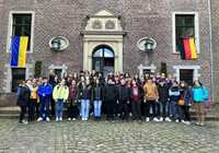 Schüler*innen aus Longrono mit Bürgermeister vor dem Schloss Neersen