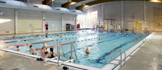 Menschen im Sportschwimmbecken