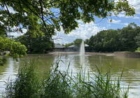Blick auf See und Fontäne im Freizeitzentrum Willich