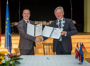 Die Bürgermeister Heyes und Kukainis mit den unterzeichneten Urkunden