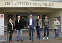 Das Team der Wirtschaftsförderung vor dem Gründerzentrum