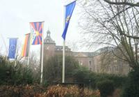 Tibetflagge vor Schloss Neersen