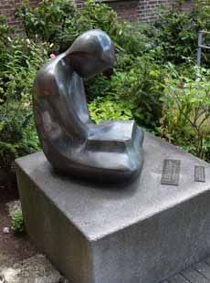 Lesende Figur als Kunst im öffentlichen Raum